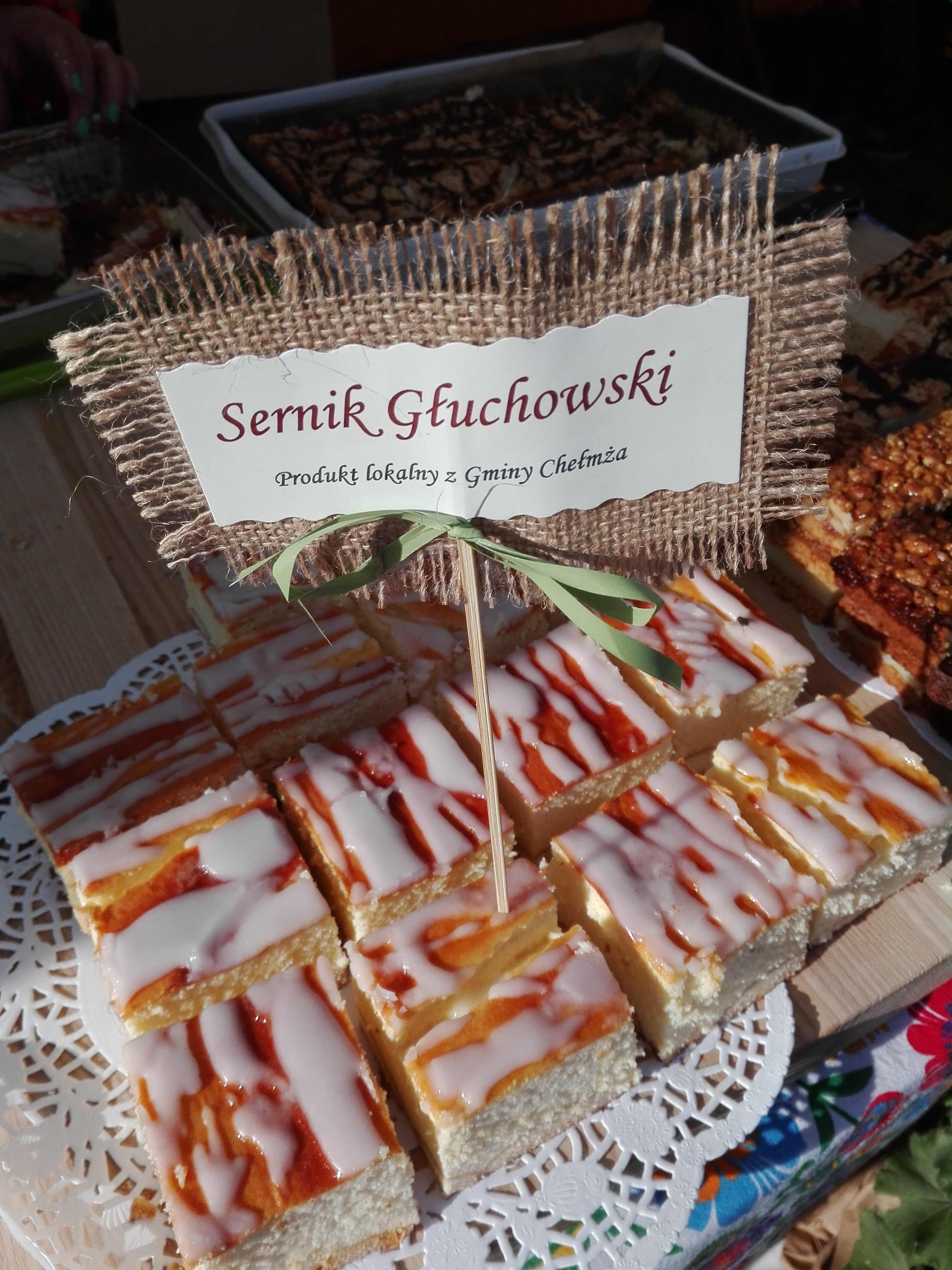 Jeden z produktów lokalnych identyfikowany z Gminą Chełmża to Sernik głuchowski